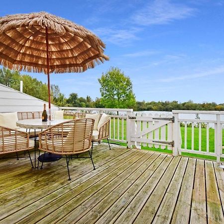 Luxury Lodge In The Heart Of The Cotswolds サイレンセスター エクステリア 写真